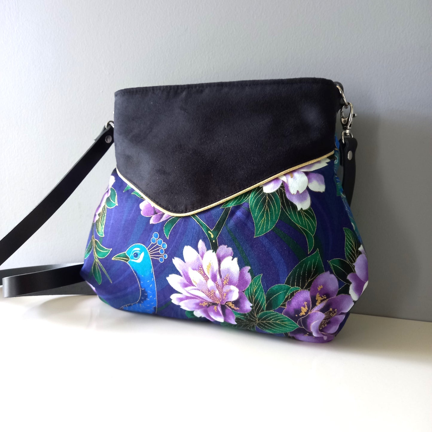 Sac Poire bleu paon et fleurs parme