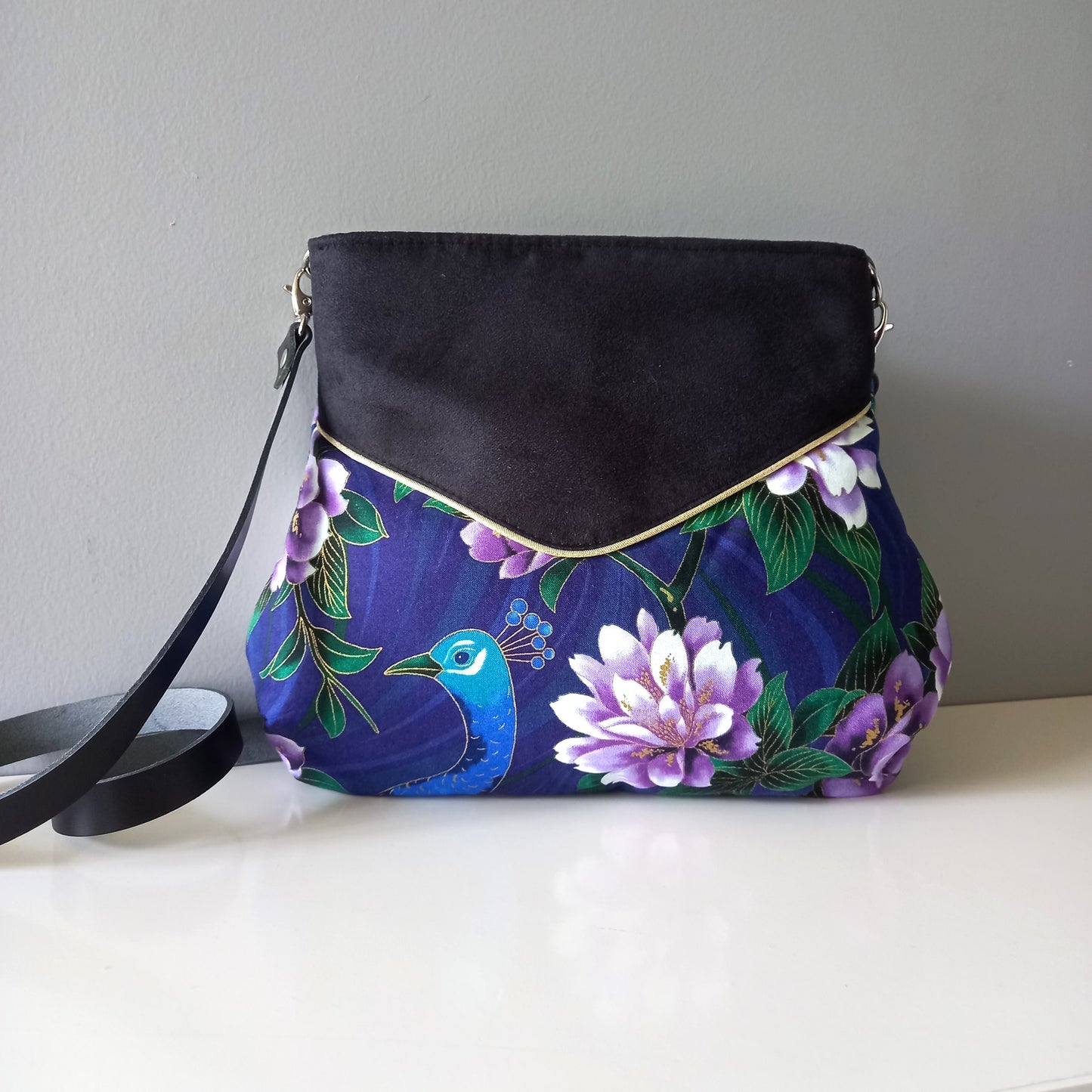 Sac Poire bleu paon et fleurs parme