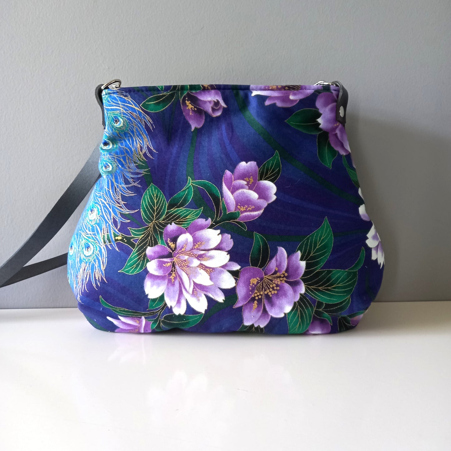 Sac Poire bleu paon et fleurs parme