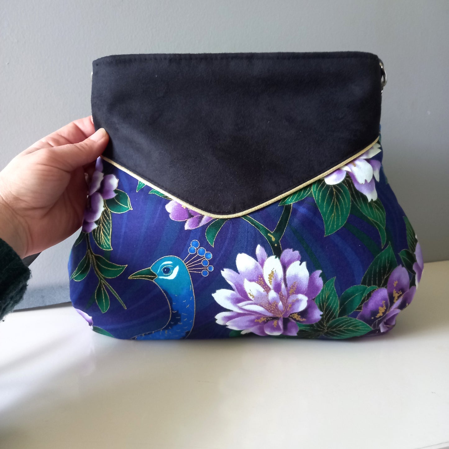 Sac Poire bleu paon et fleurs parme